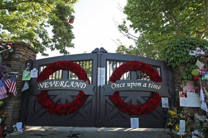 LOS OLIVOS, CA - JULY 08:  General view of the front gate at Neverland Ranch on July 8, 2009 in Los Olivos, California.  (Photo by Alberto E. Rodriguez/Getty Images)