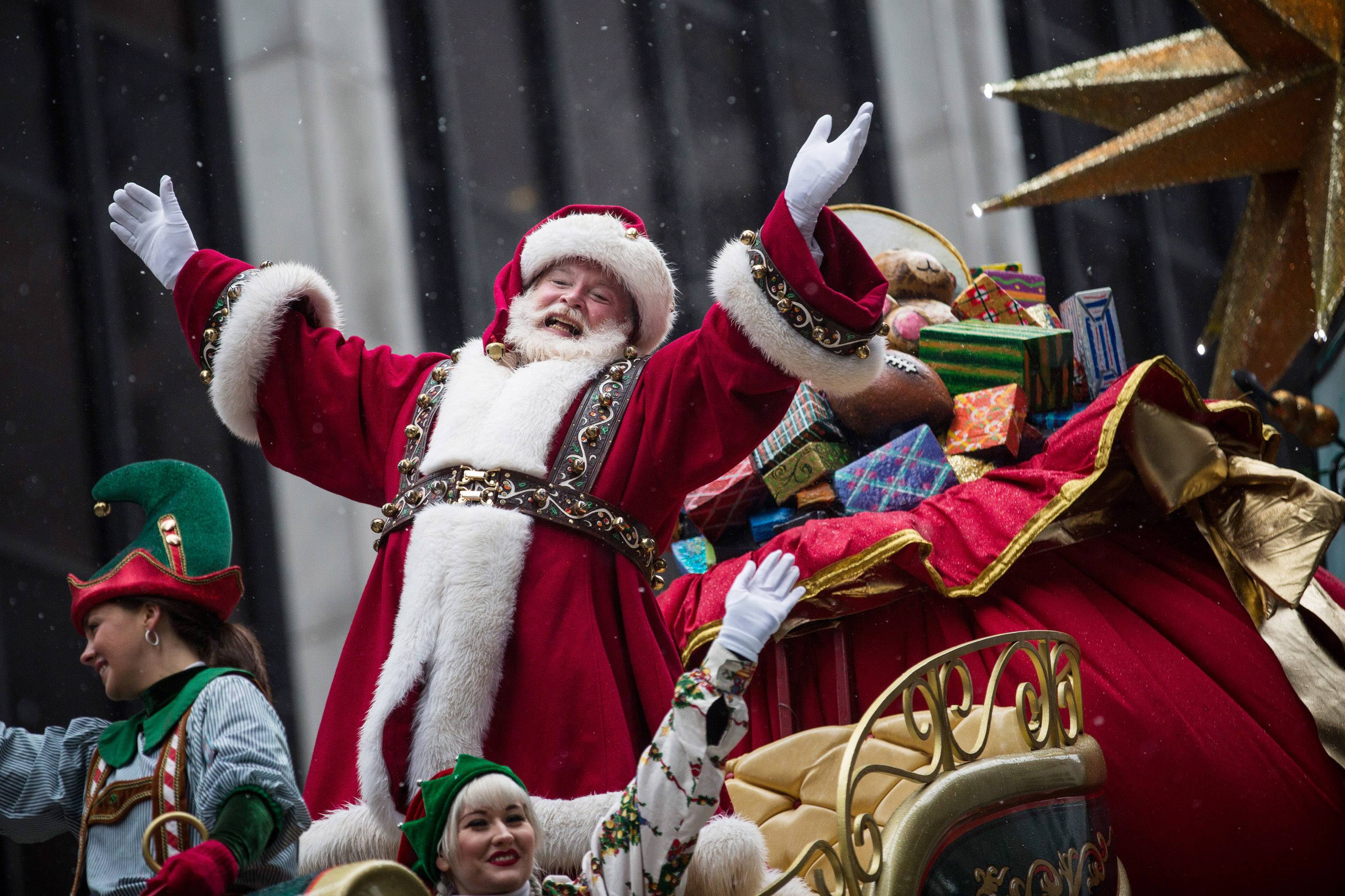 NEW YORK, NY - NOVEMBER 27:  Santa Claus waves to the crowd during the Macy's Thanksgiving Day Parade on November 27, 2014 in New York City. The annual tradition marks the start of the holiday season.  (Photo by Andrew Burton/Getty Images)