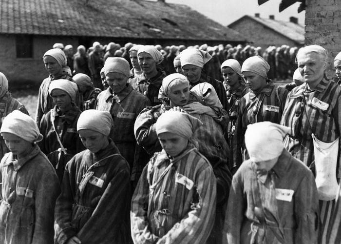 1948:  A scene from 'Ostatni Etap' ('The Last Stage'), a film about German atrocities at Auschwitz concentration camp. It was filmed by two former inmates and directed by Wanda Jakubowska and M Wainberger for PP Film Polski.  (Photo by Hulton Archive/Getty Images)