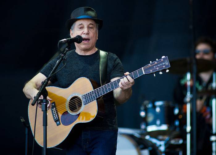 GLASTONBURY, ENGLAND - JUNE 26: Paul Simon performs live on the pyramid stage during the Glastonbury Festival at Worthy Farm, Pilton on June 26, 2011 in Glastonbury, England. The festival, which started in 1970 when several hundred hippies paid 1 GBP to attend, has grown into Europe's largest music festival attracting more than 175,000 people over five days.  (Photo by Ian Gavan/Getty Images)