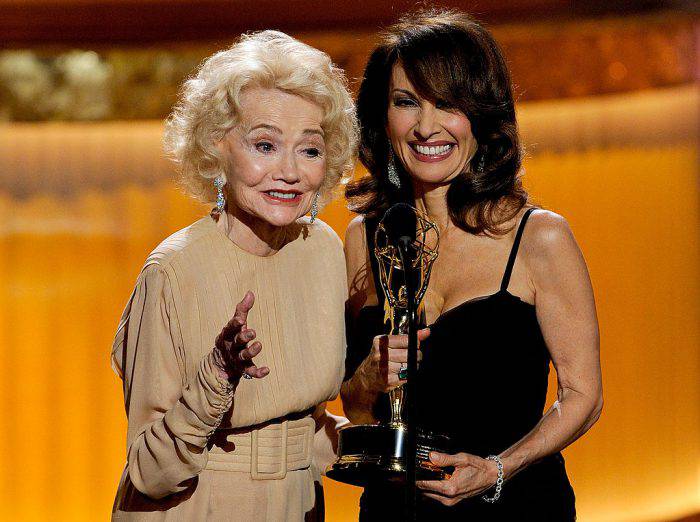 LAS VEGAS - JUNE 27:  Actress Agnes Nixon (L) accepts the Lifetime Achievement Award from actress Susan Lucci onstage at the 37th Annual Daytime Entertainment Emmy Awards held at the Las Vegas Hilton on June 27, 2010 in Las Vegas, Nevada.  (Photo by Ethan Miller/Getty Images)