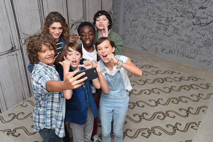 NEW YORK, NY - AUGUST 31:  (L-R) Actors Gaten Matarazzo, Natalia Dyer, Noah Schnapp, Caleb McLaughlin, Finn Wolfhard and Millie Bobby Brown (front right) of "Stranger Things" attend the BUILD Series at AOL HQ on August 31, 2016 in New York City.  (Photo by Michael Loccisano/Getty Images)