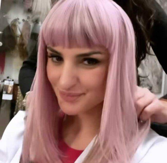 arisa look rosa
