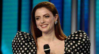 Annalisa, giacca nera e stivali altissimi | Look da paura