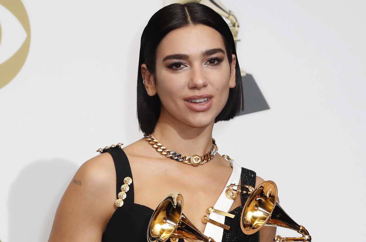 dua lipa reggiseno