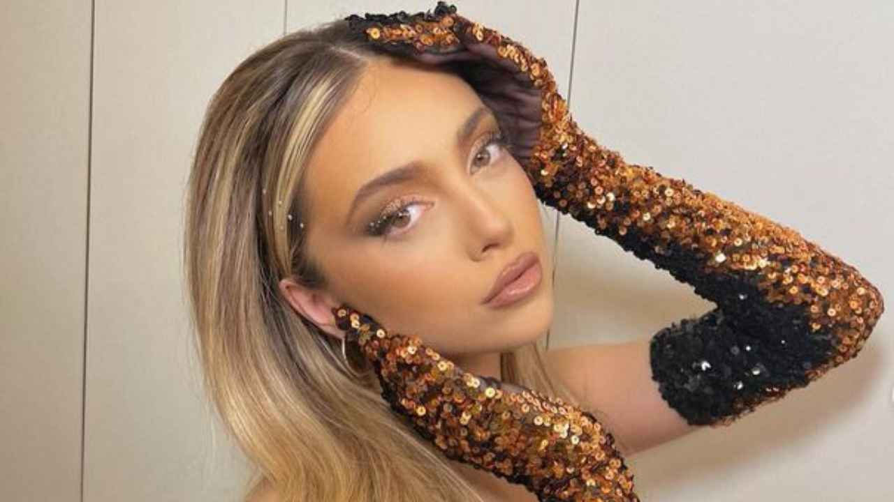 ana mena top minigonna