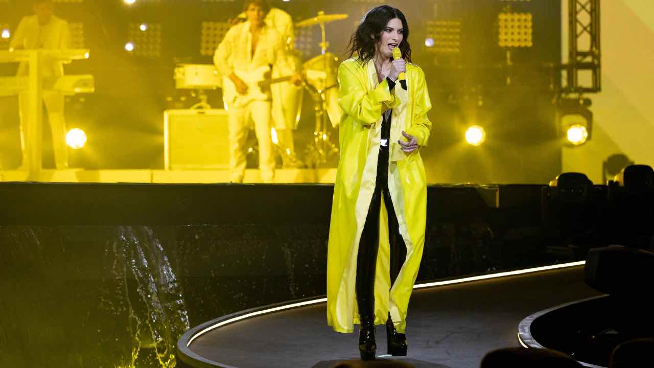 Laura Pausini gambe