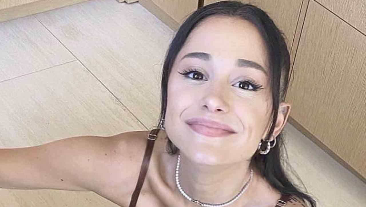 ariana grande senza trucco