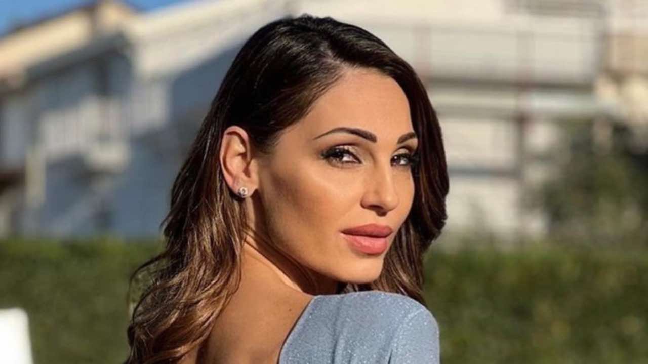 Anna Tatangelo scollatura