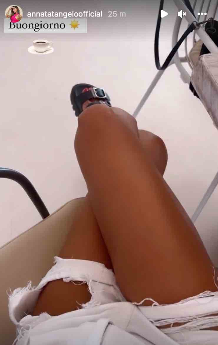 gambe Anna Tatangelo