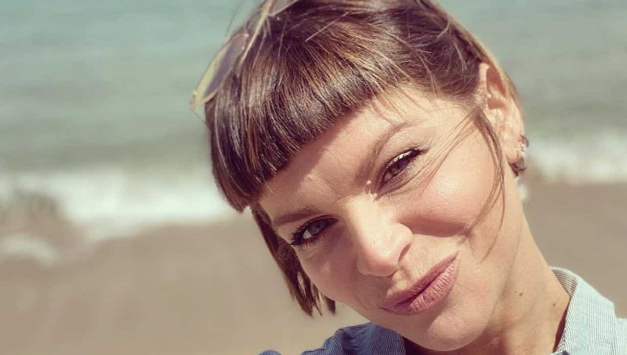 Alessandra Amoroso, la canotta trasparente fa sognare i fan | Pazzesca