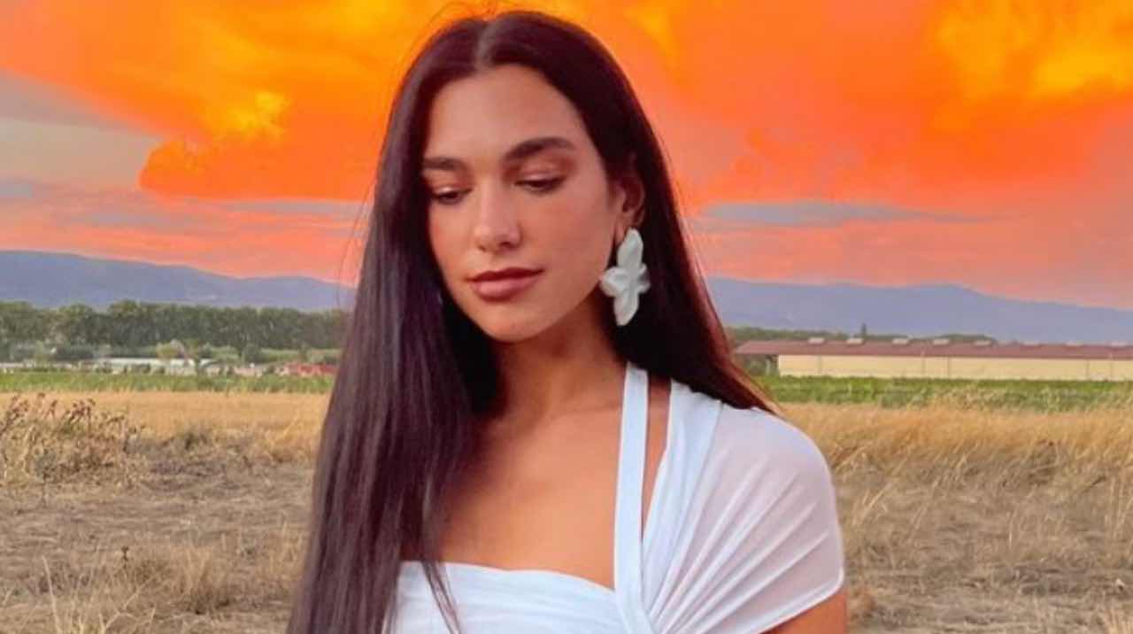 Dua Lipa lato b