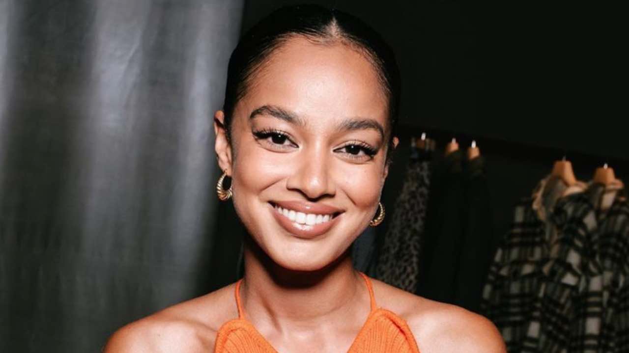 mikaela neaze silva scollatura