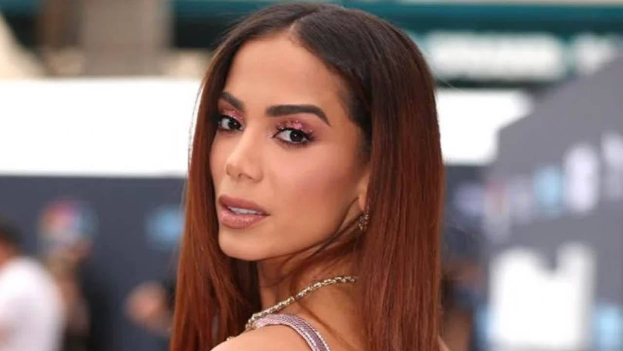 Anitta senza veli