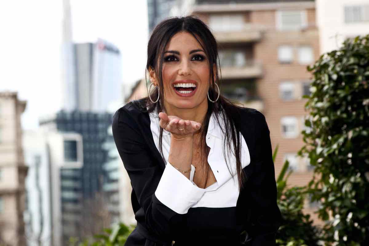 Elisabetta Gregoraci scollatura addominali