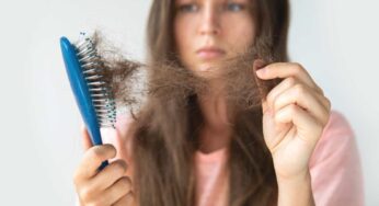 Caduta dei capelli in autunno, come intervenire: i rimedi naturali che puoi usare